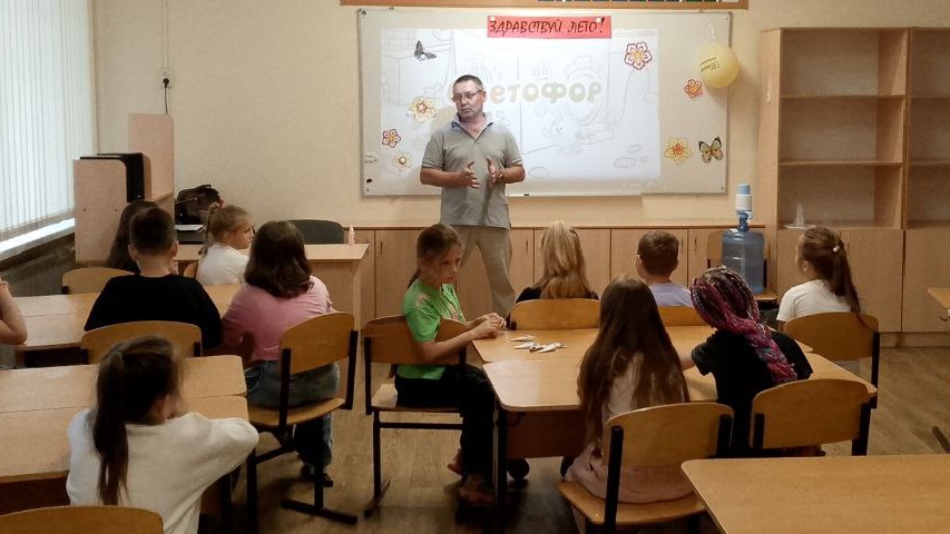 Светофор спешит на помощь.