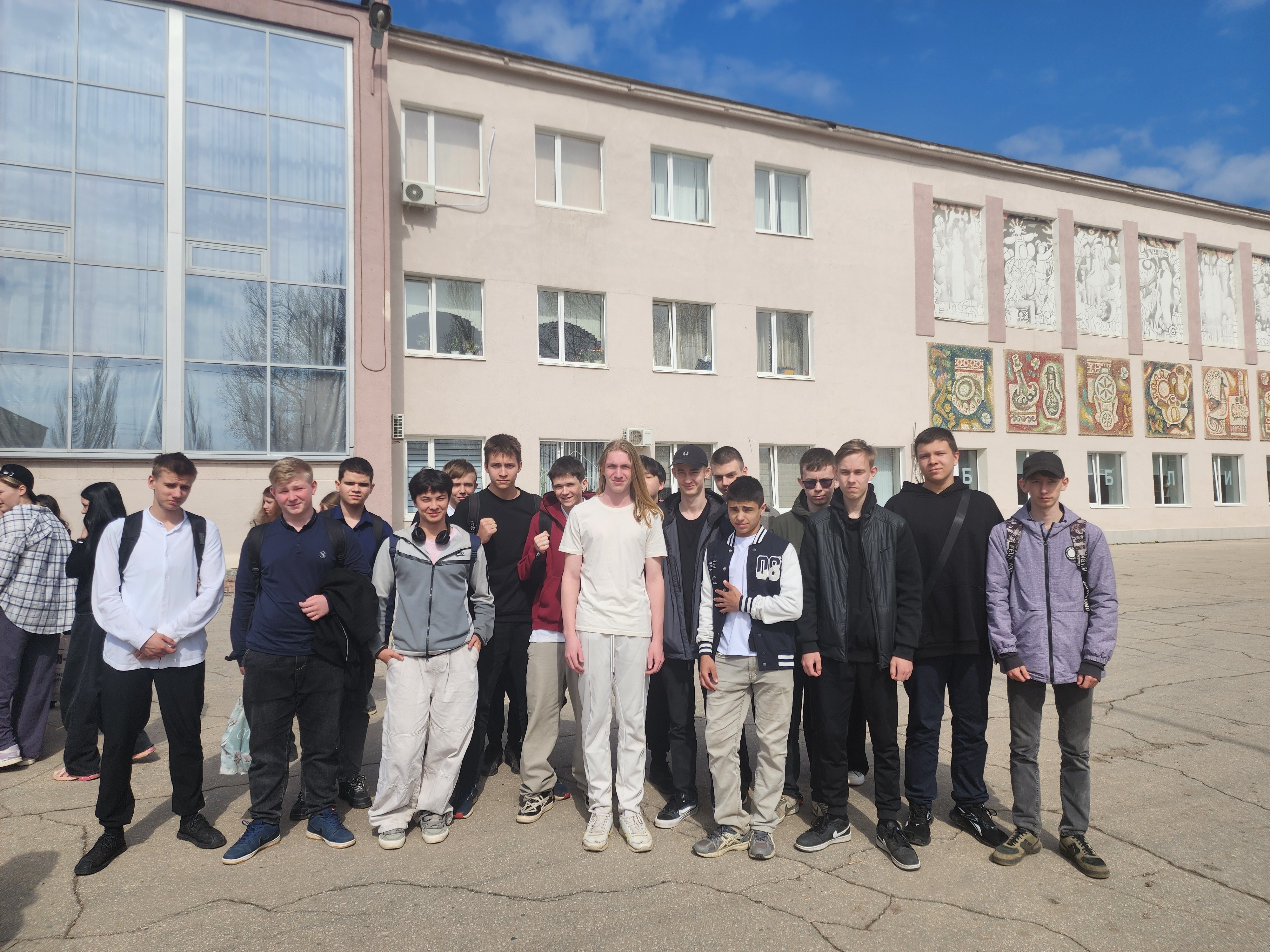 9г в театре.