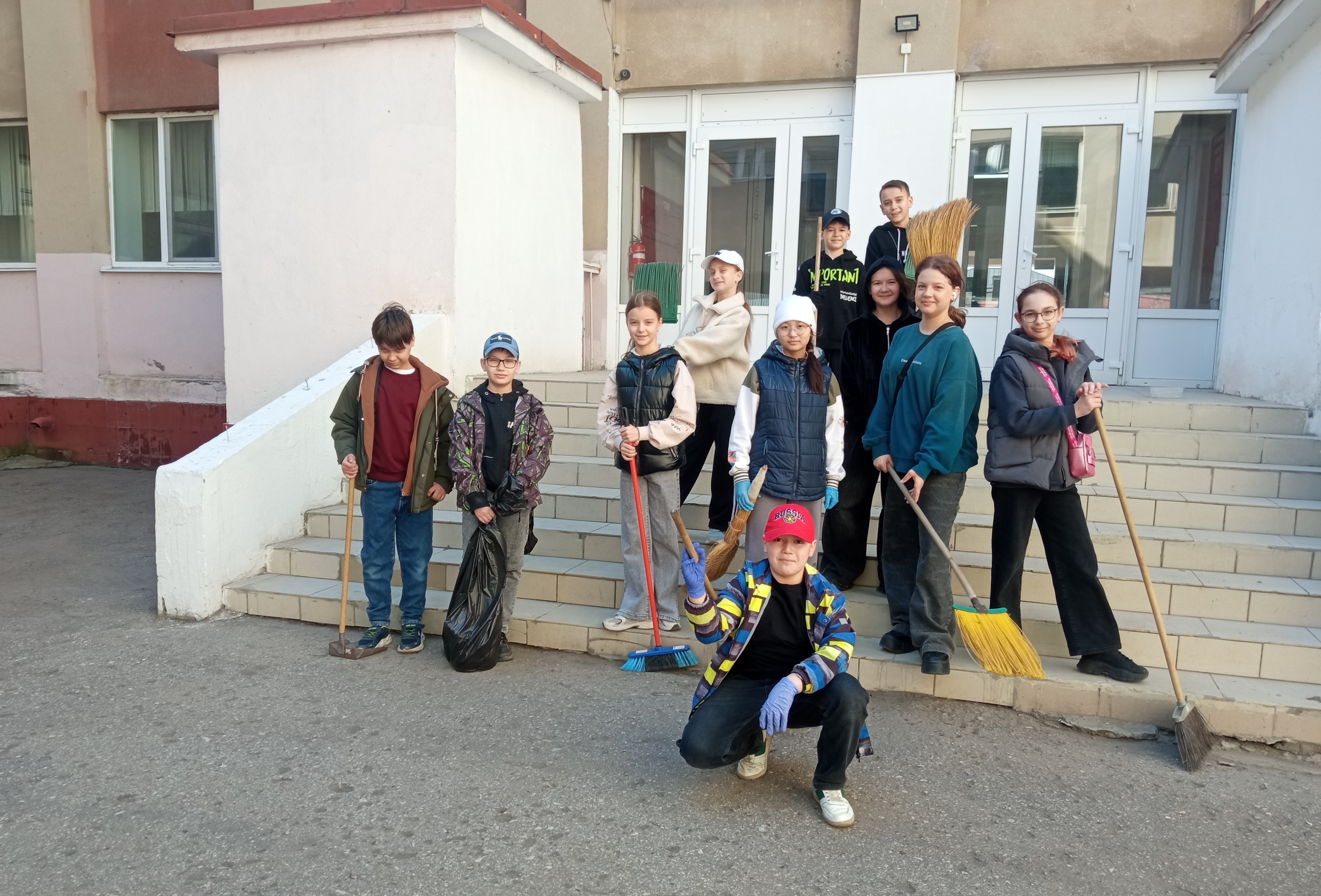 5в класс на субботнике.