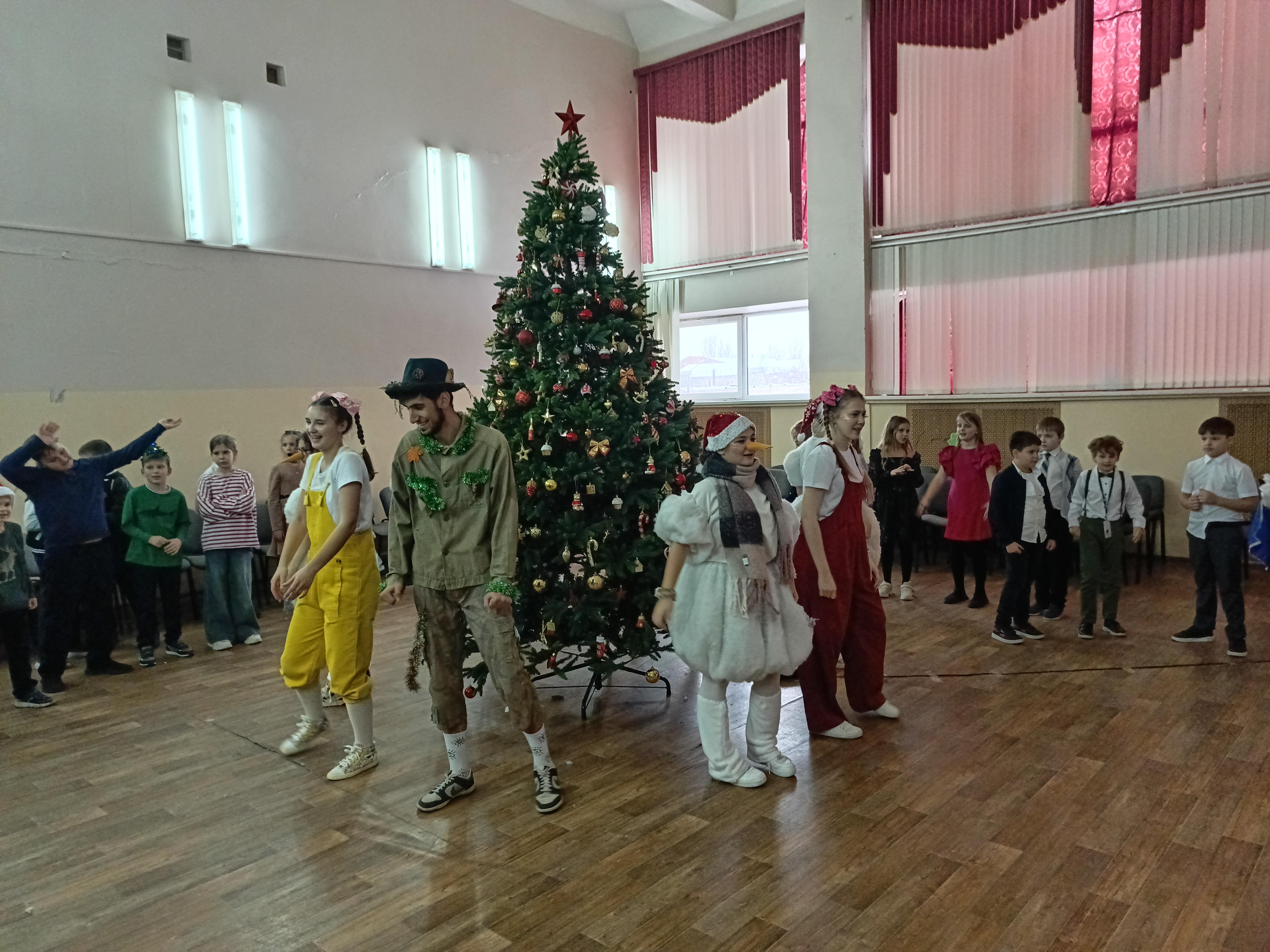 Новогоднее представление для обучающихся 1-4 классов «В гостях у Деда Мороза».