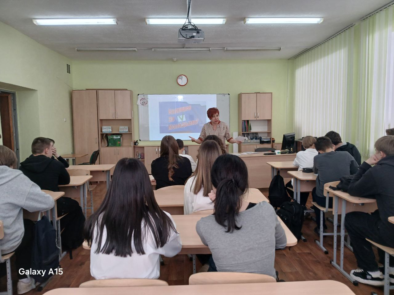 Классные часы по вопросам демократической системы организации современного общества, основам избирательного права РФ.