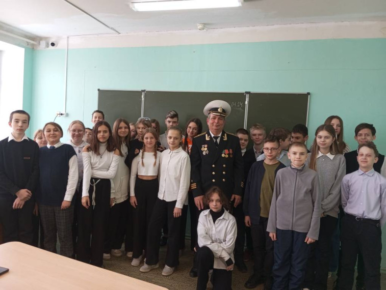 Встреча с капитаном третьего ранга Черновым Юрием Николаевичем. Юрий Николаевич -начальник службы обработки разведывательной информации большого атомного разведывательного корабля "Урал".
